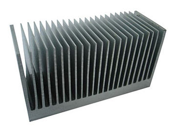 L'extrusion en aluminium industrielle de radiateur profile, avec le foret, la coupe, tapant