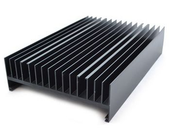 Saupoudrez les extrusions en aluminium peintes de radiateur noircissent avec l'usinage de commande numérique par ordinateur