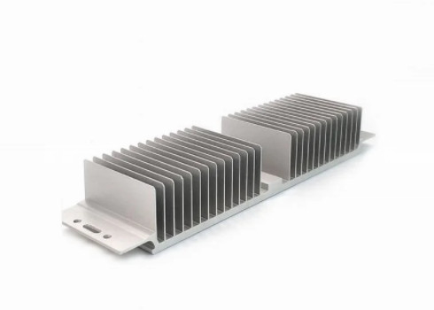 L'extrusion en aluminium anodisée argentée de radiateur profile le radiateur 6082 de logement