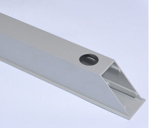 Tube rectangulaire en aluminium anodisé par argent de bâtiment avec le traitement profond de commande numérique par ordinateur