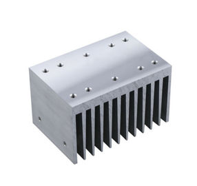 Forme adaptée aux besoins du client par profils en aluminium expulsée d'extrusion de radiateur avec l'usinage de commande numérique par ordinateur