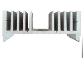 Le radiateur expulsé en aluminium profile la forme adaptée aux besoins du client/radiateur en aluminium