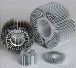 L'OEM a adapté les profils aux besoins du client en aluminium d'extrusion de radiateur de LED, radiateur/radiateur