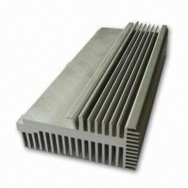 Profils en aluminium clairs d'extrusion de radiateur de 6063-T5 LED avec le tapement/emboutissant