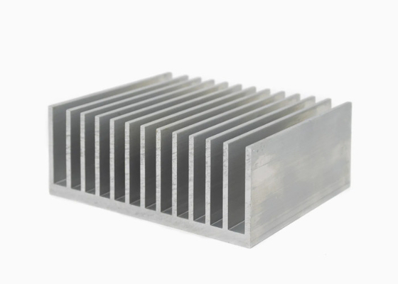 6063 Profiles d'extrusion de dissipateur thermique à haute puissance en aluminium anodisé argenté avec usinage CNC