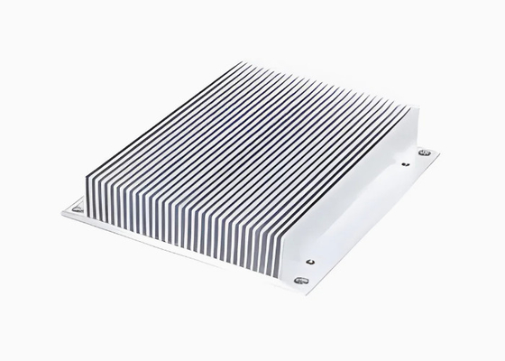 Profiles d'extrusion de dissipateur thermique à haute puissance en aluminium anodisé argenté avec usinage CNC
