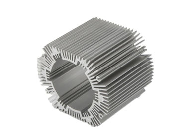 Argenté anodisé mené autour de l'extrusion de radiateur
