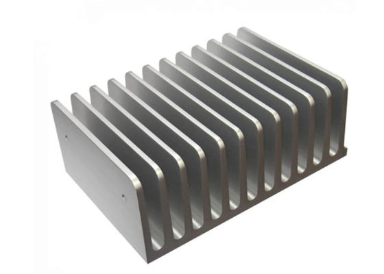 6005 a anodisé l'extrusion en aluminium de usinage de finition de radiateur