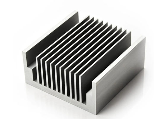 L'extrusion en aluminium anodisée du radiateur 6005 profile avec le poinçon/perçage