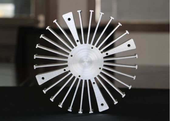 Argenté anodisé a mené les profils en aluminium d'extrusion de radiateur conçoit en fonction du client