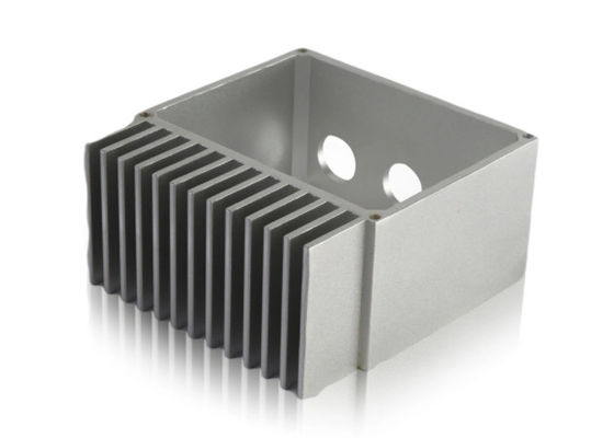 Commande numérique par ordinateur anodisée par 6060 usinant des profils d'extrusion du radiateur En755